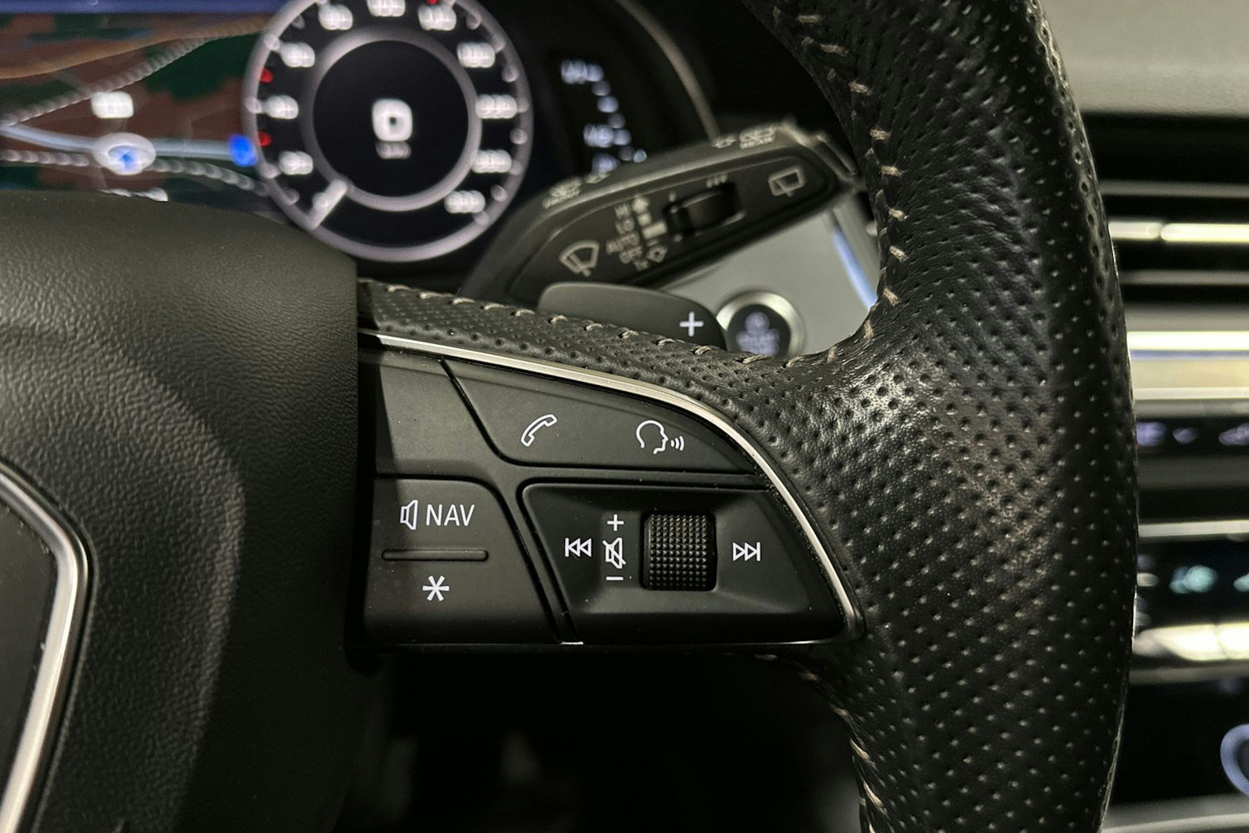 musta Audi Q7 2018 kuva 34.