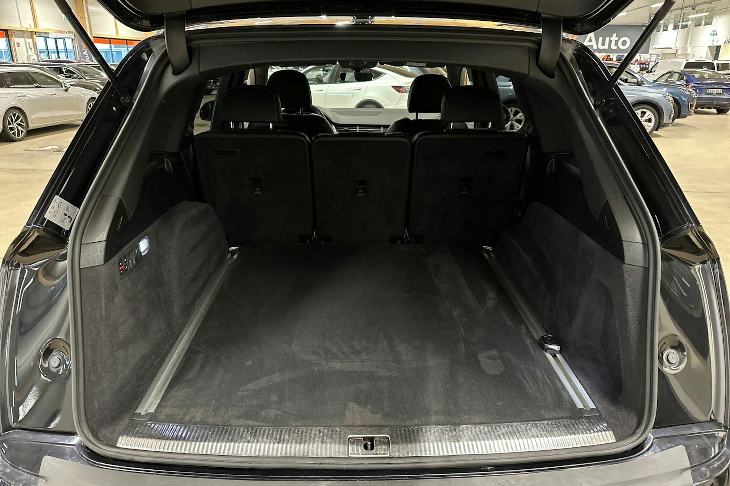 musta Audi Q7 2018 kuva 36.