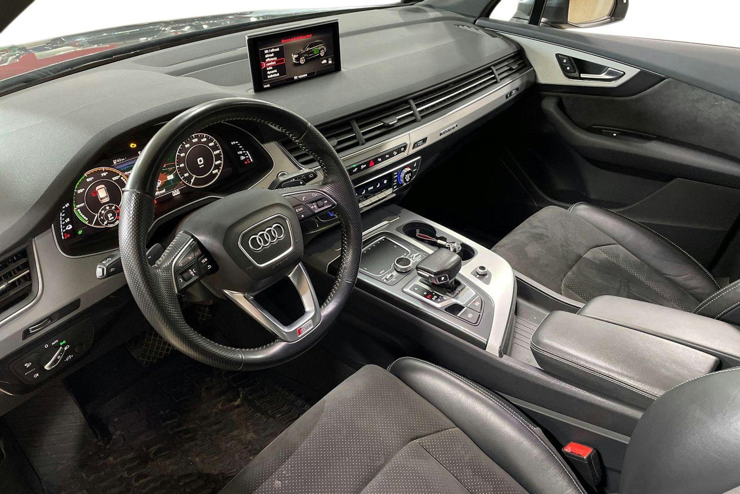 Harmaa Audi Q7 2018 kuva 3.