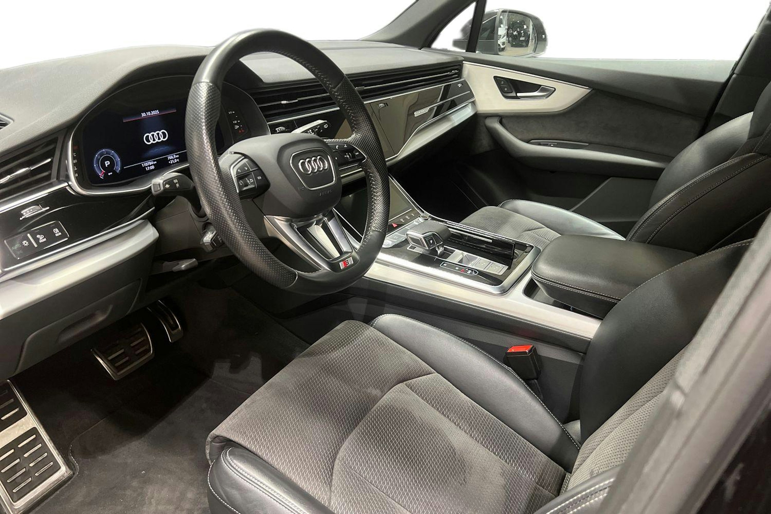 musta Audi Q7 2020 kuva 7.