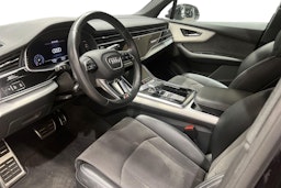 musta Audi Q7 2020 kuva 7.