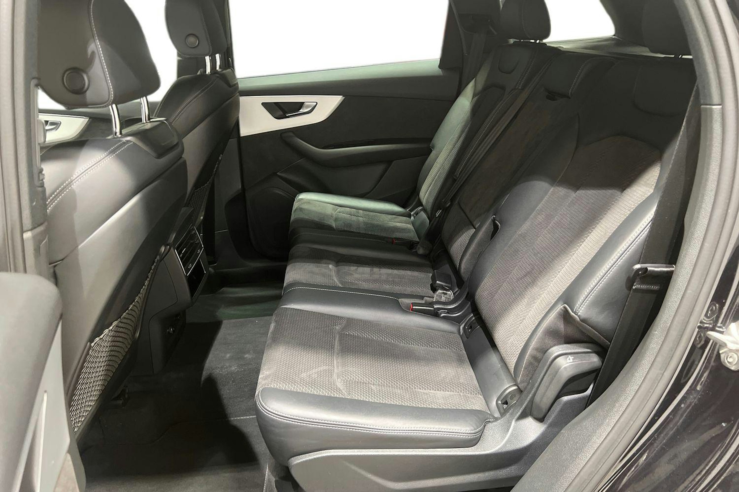 musta Audi Q7 2020 kuva 10.