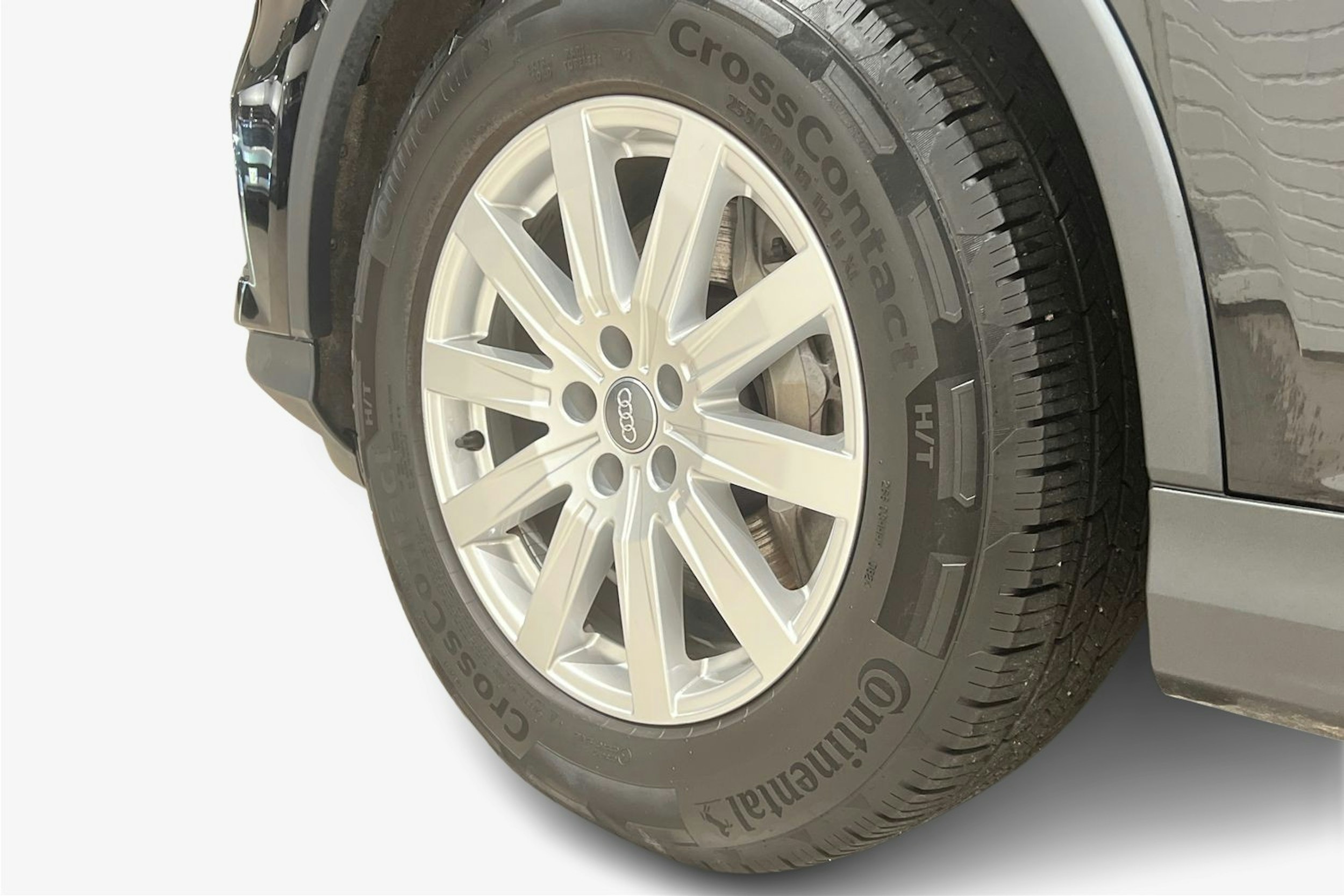 musta Audi Q7 2020 kuva 11.