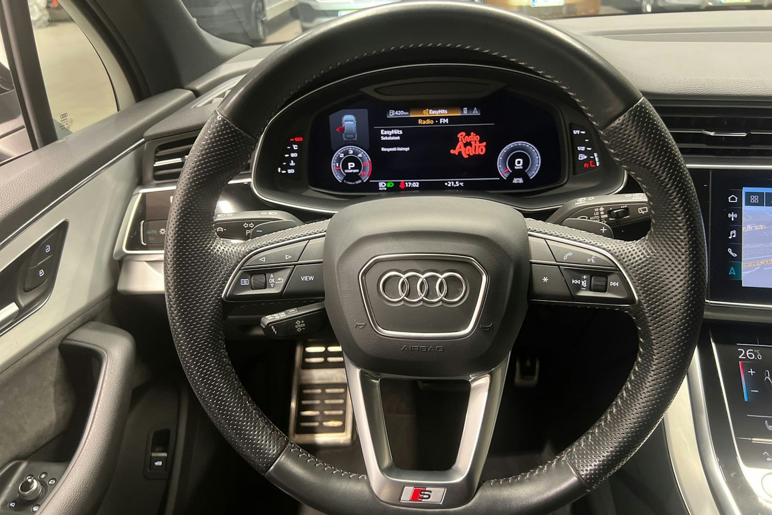 musta Audi Q7 2020 kuva 13.