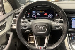 musta Audi Q7 2020 kuva 13.