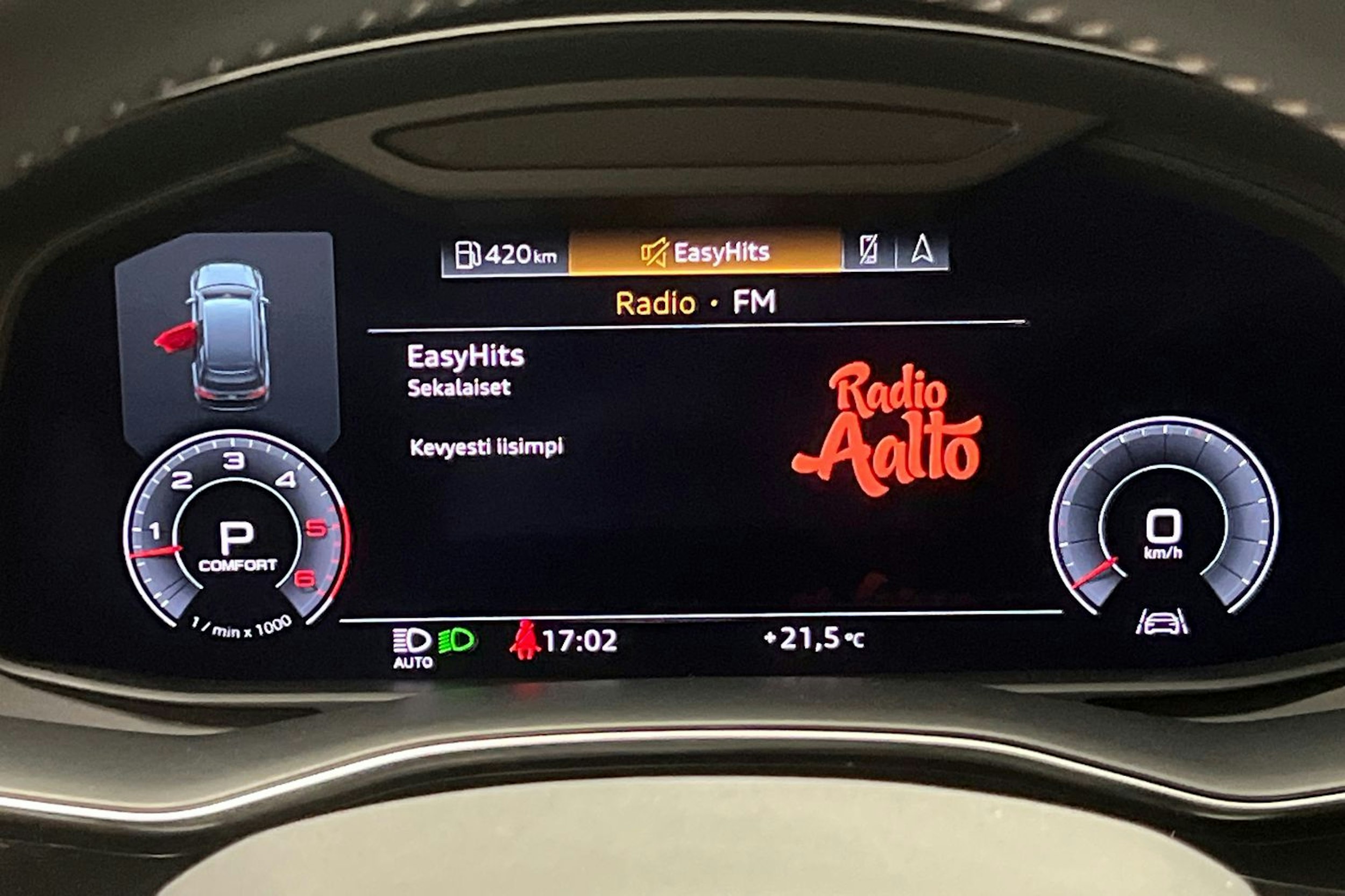 musta Audi Q7 2020 kuva 14.