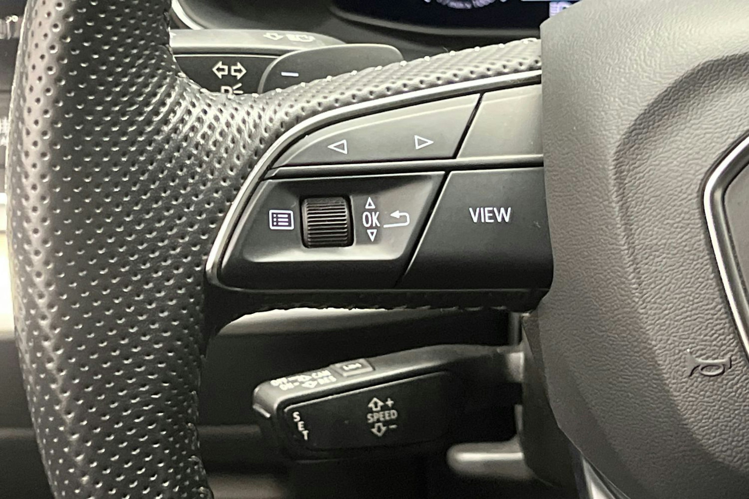 musta Audi Q7 2020 kuva 15.