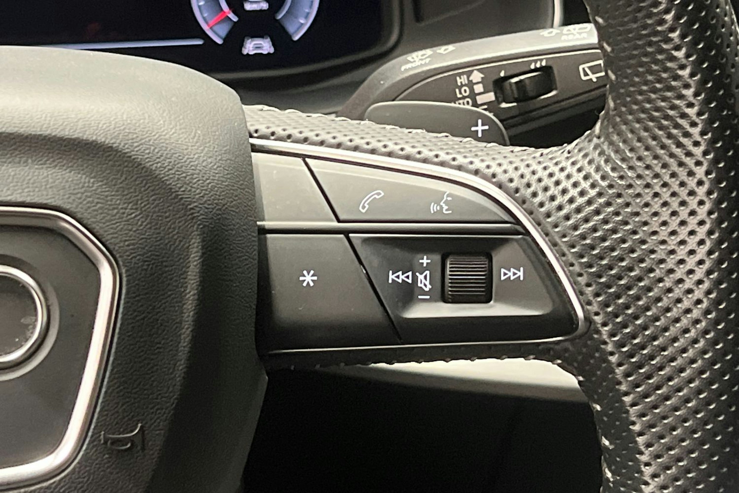 musta Audi Q7 2020 kuva 16.