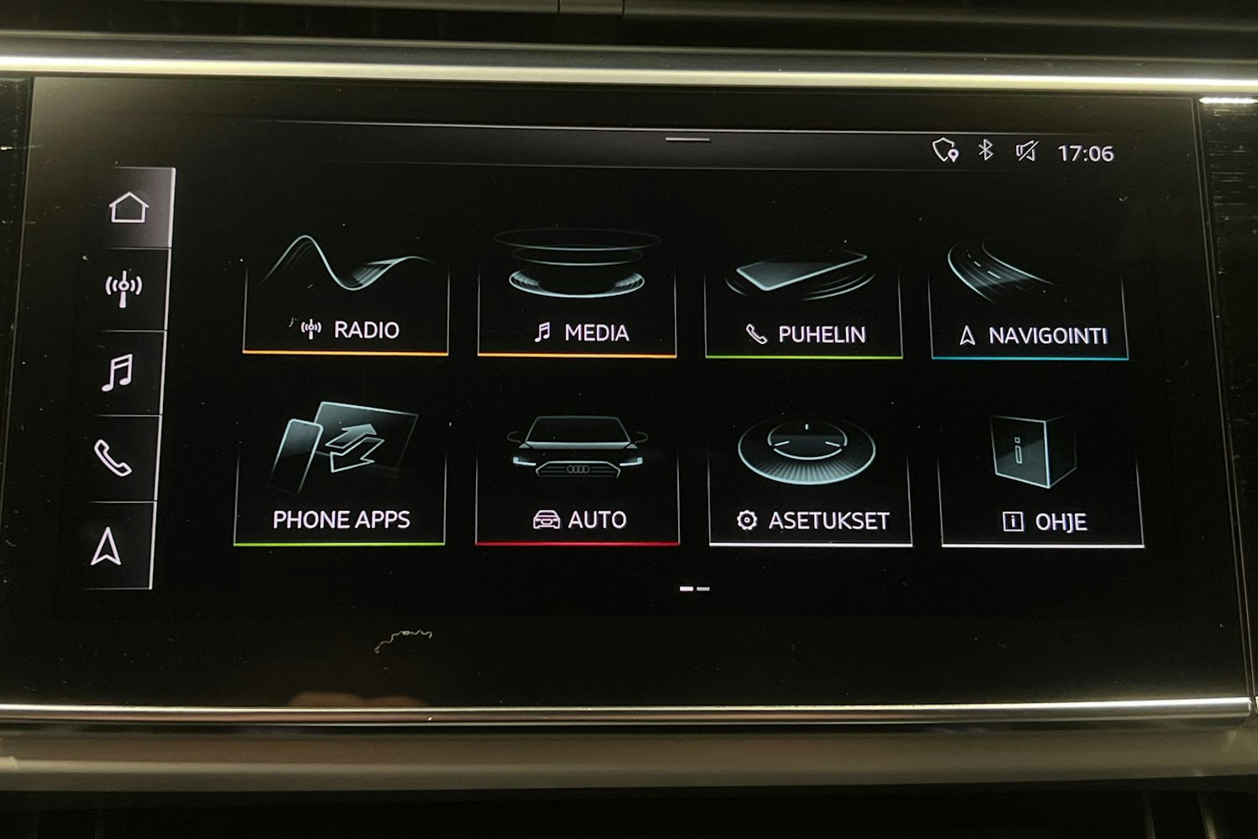 musta Audi Q7 2020 kuva 17.