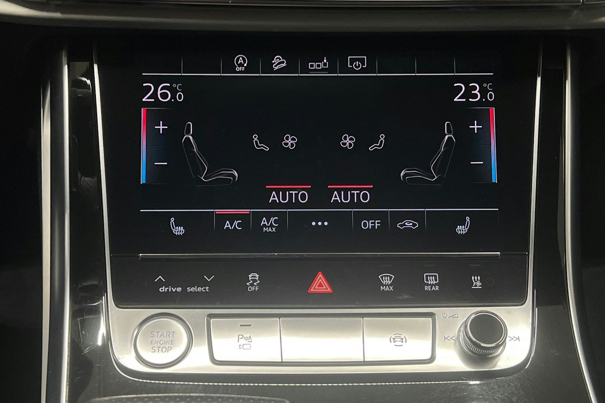 musta Audi Q7 2020 kuva 18.