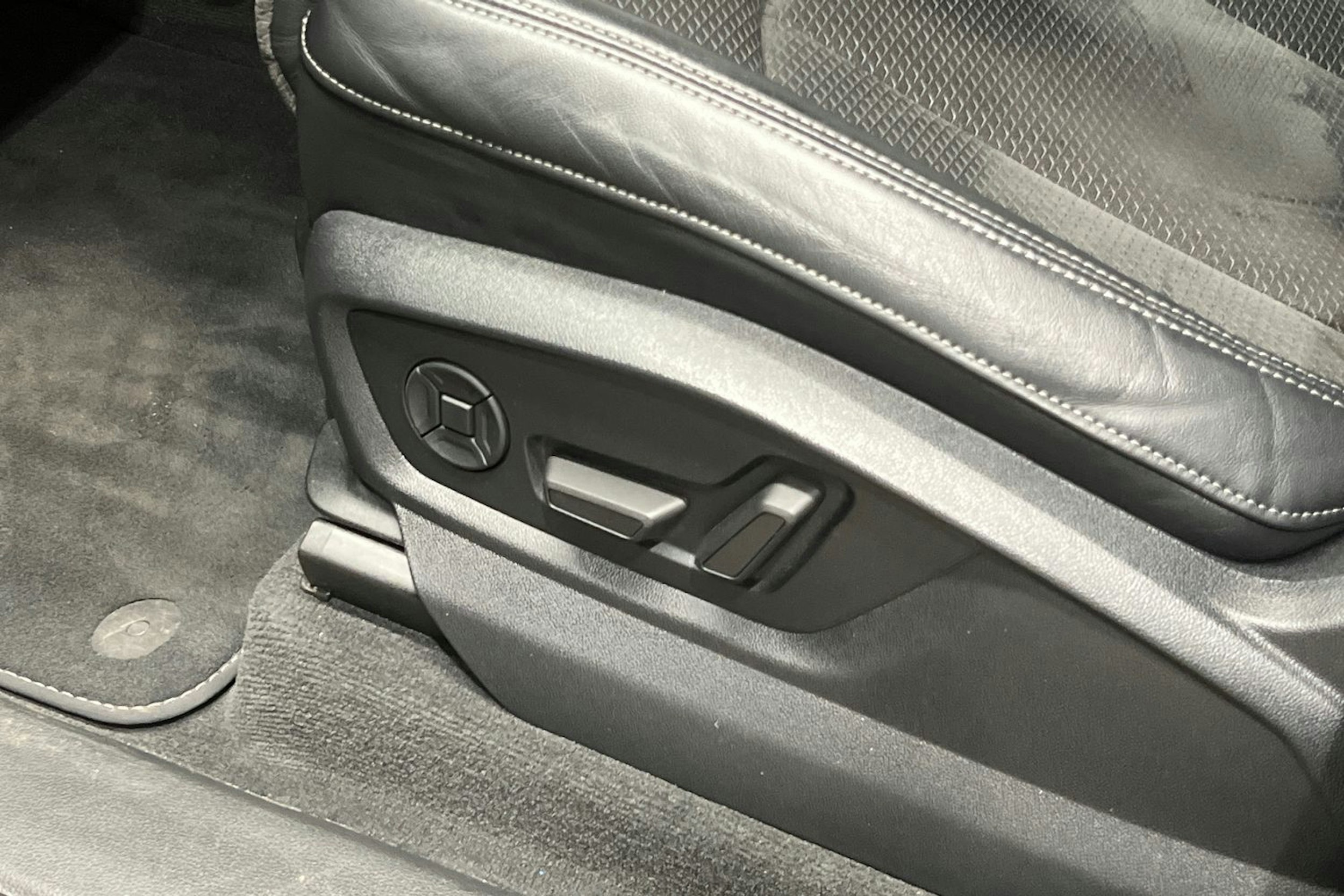 musta Audi Q7 2020 kuva 23.