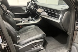 musta Audi Q7 2020 kuva 24.