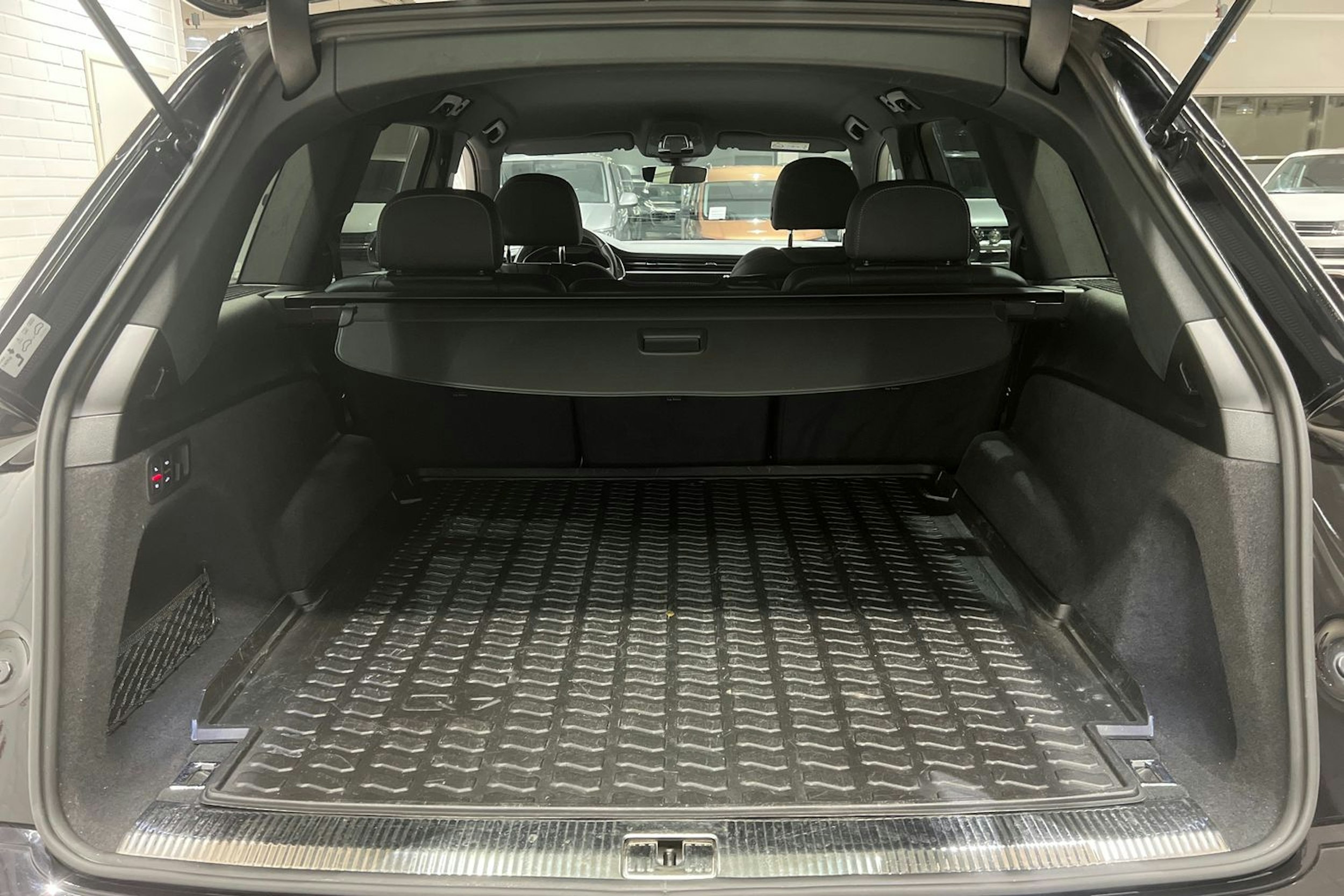 musta Audi Q7 2020 kuva 25.