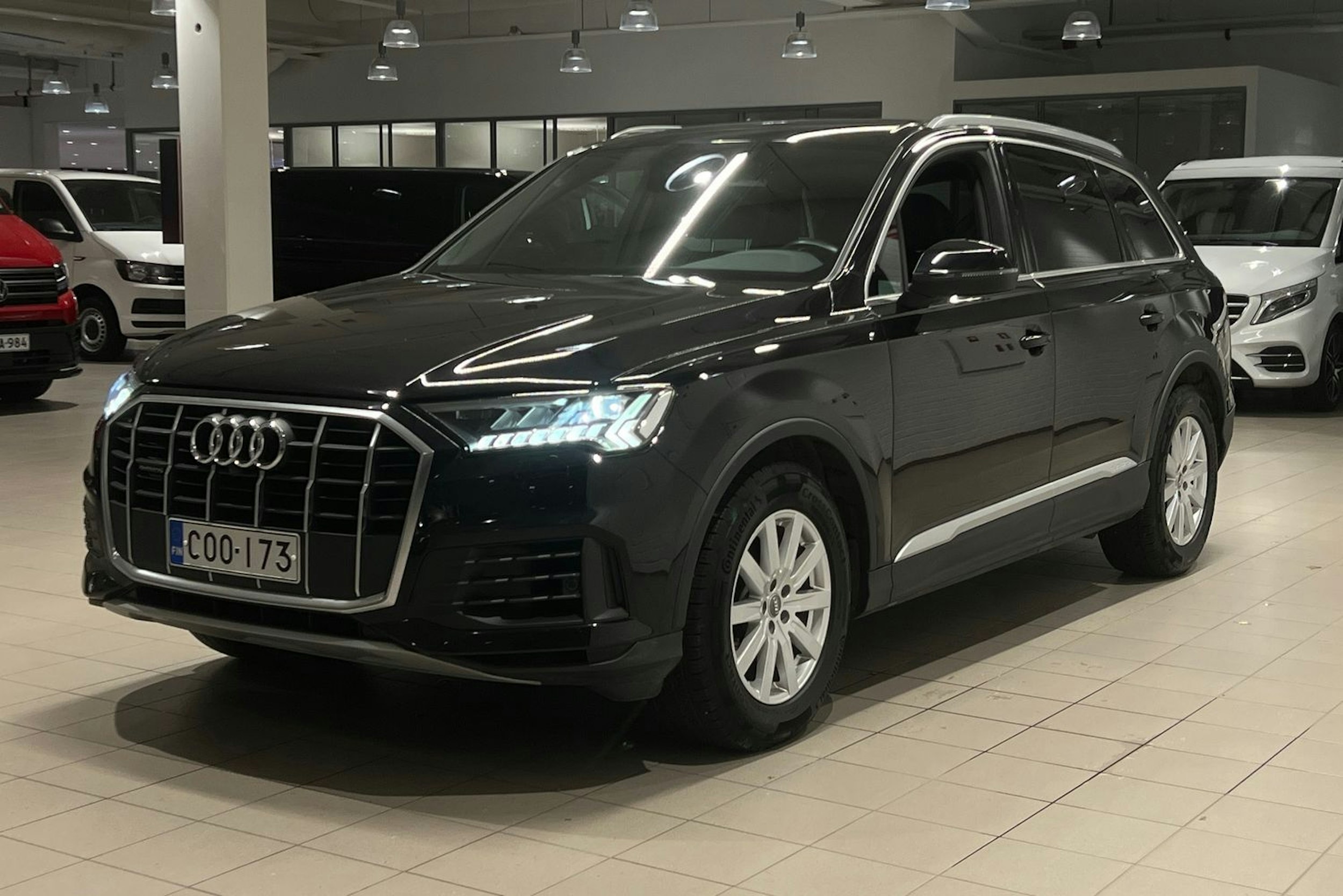 musta Audi Q7 2020 kuva 28.