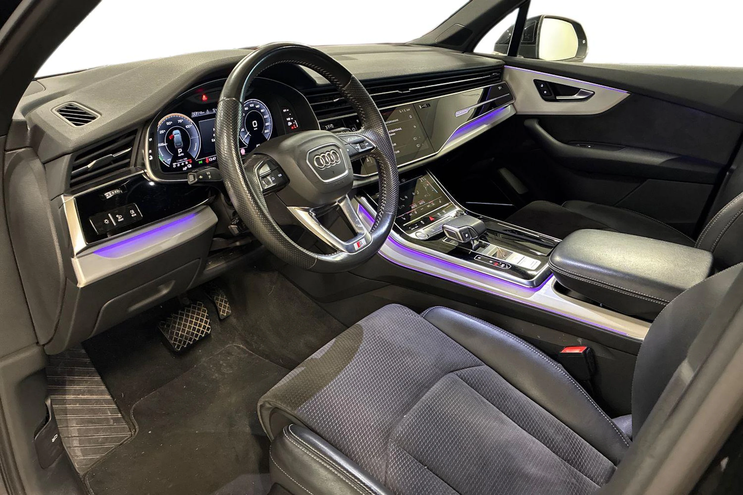musta Audi Q7 2020 kuva 3.