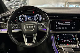 musta Audi Q7 2020 kuva 4.
