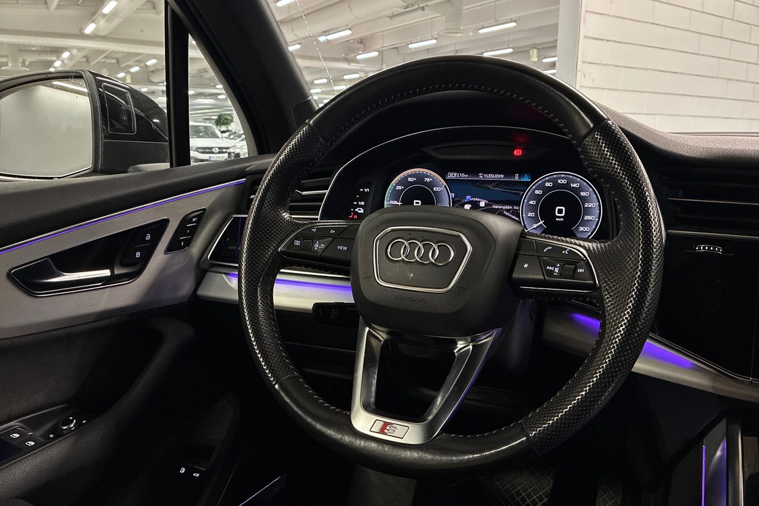 musta Audi Q7 2020 kuva 5.