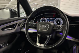 musta Audi Q7 2020 kuva 5.