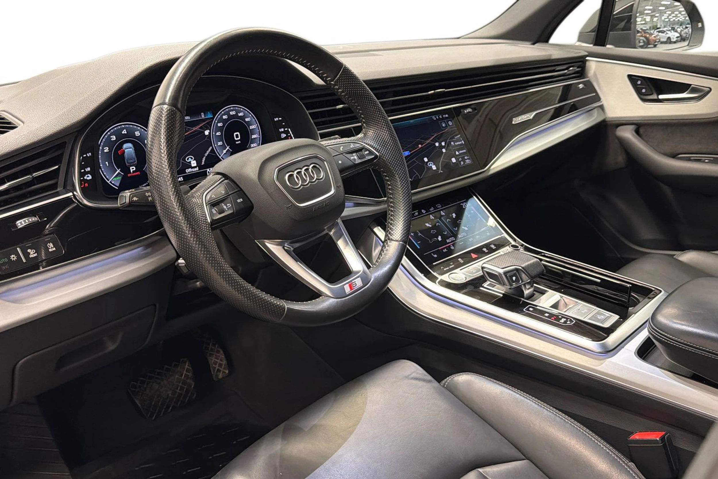 Musta Audi Q7 2020 kuva 6.