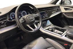 Musta Audi Q7 2020 kuva 6.