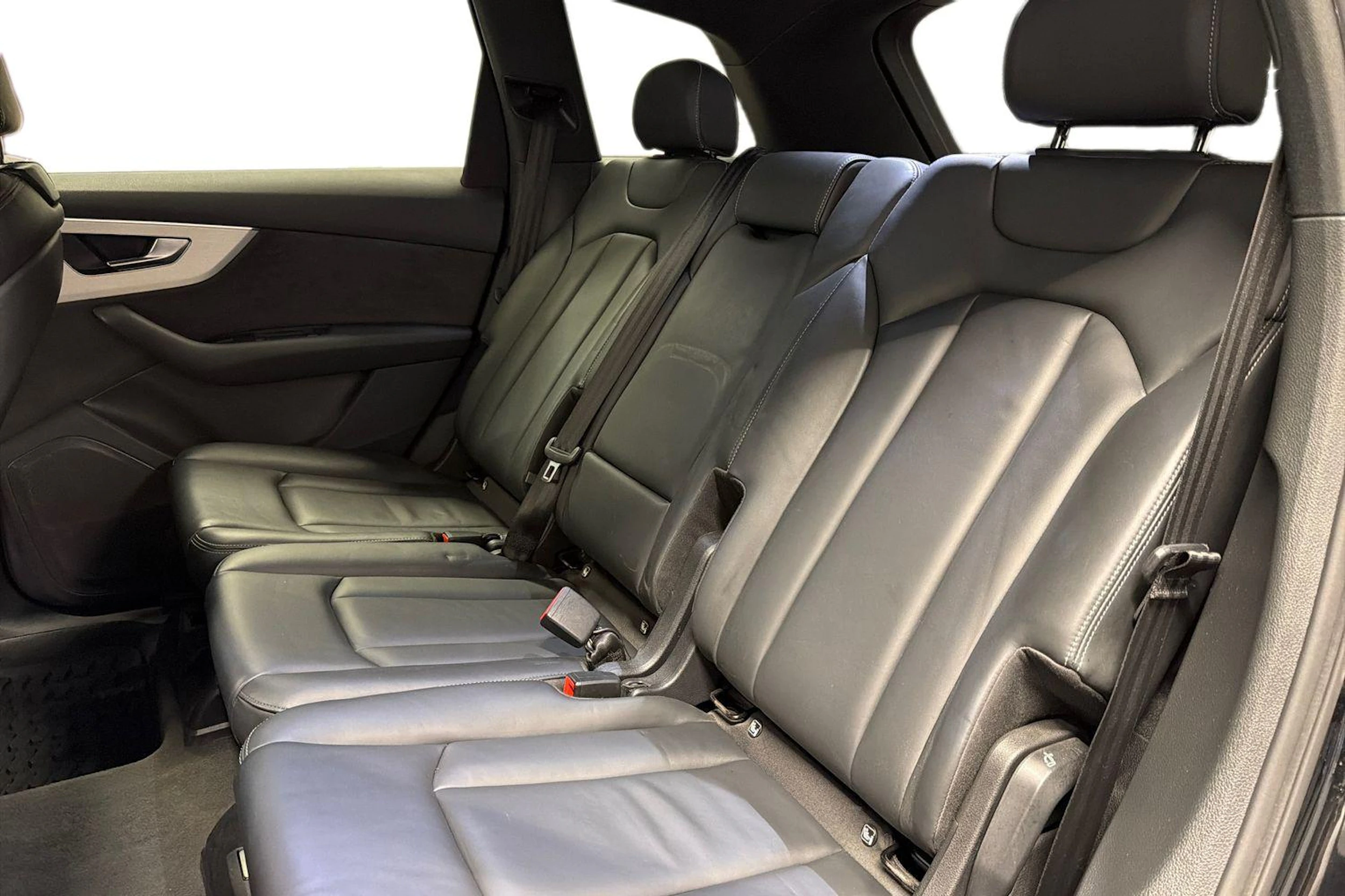 Musta Audi Q7 2020 kuva 8.