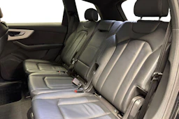 Musta Audi Q7 2020 kuva 8.