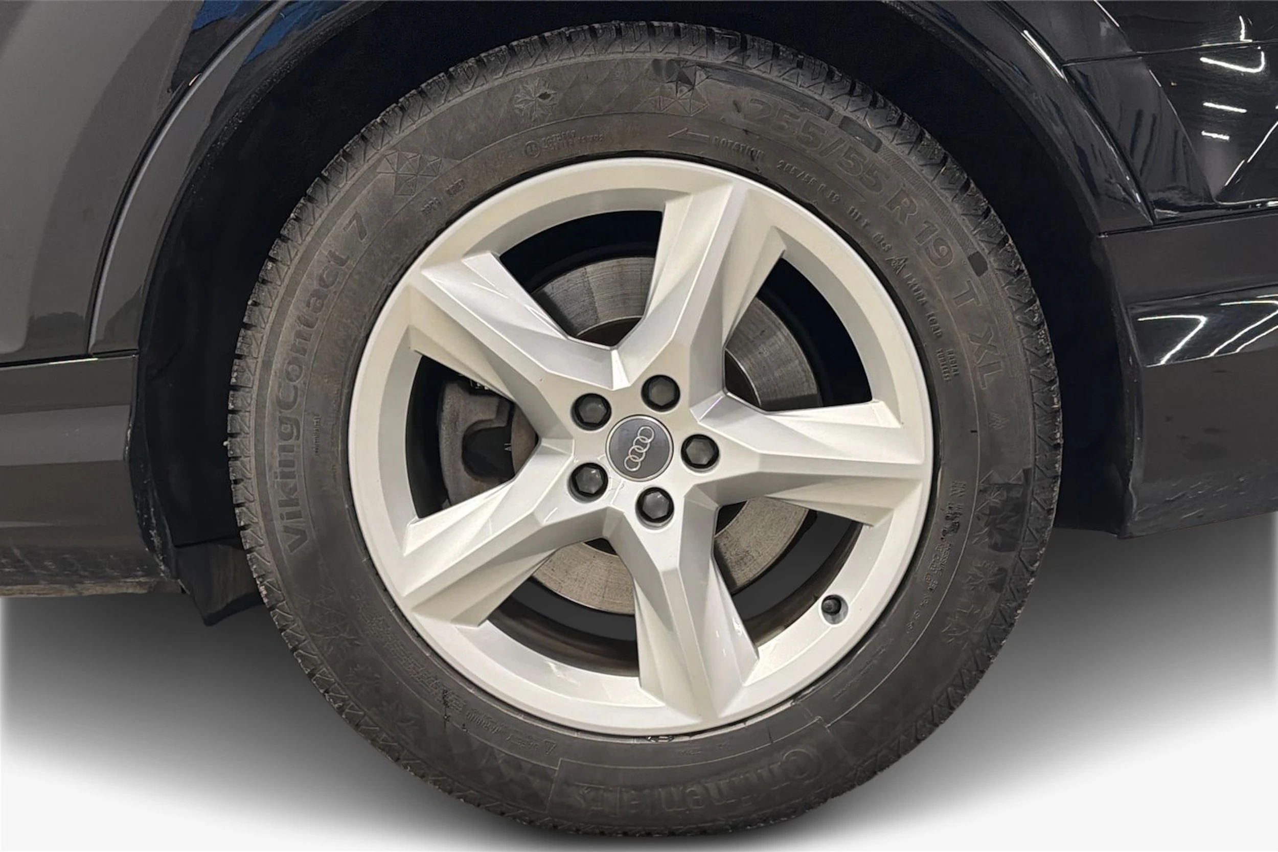 Musta Audi Q7 2020 kuva 9.