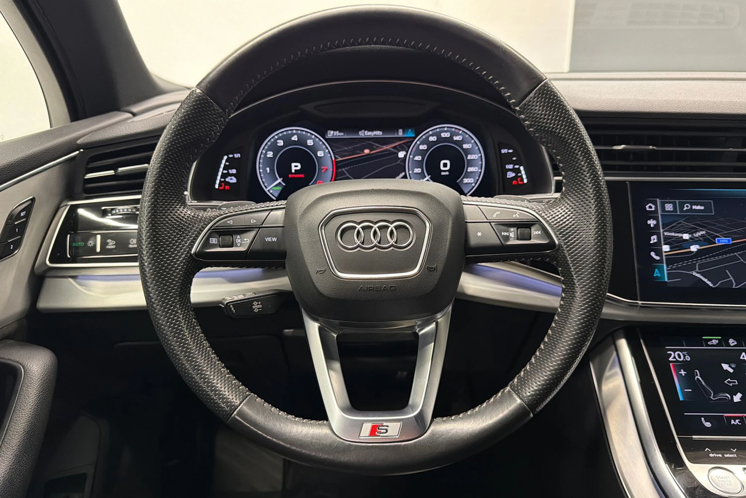 Musta Audi Q7 2020 kuva 11.