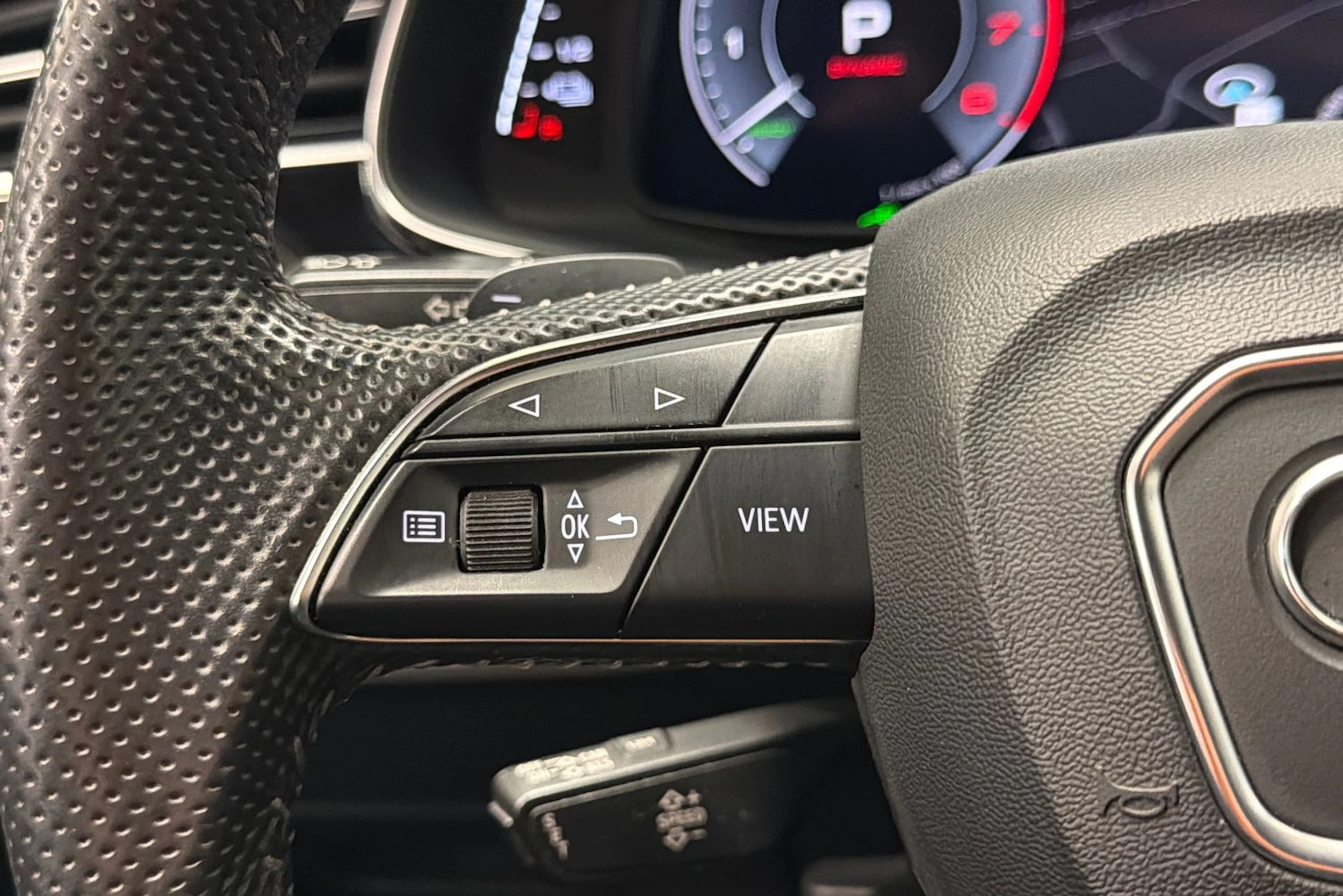 Musta Audi Q7 2020 kuva 12.