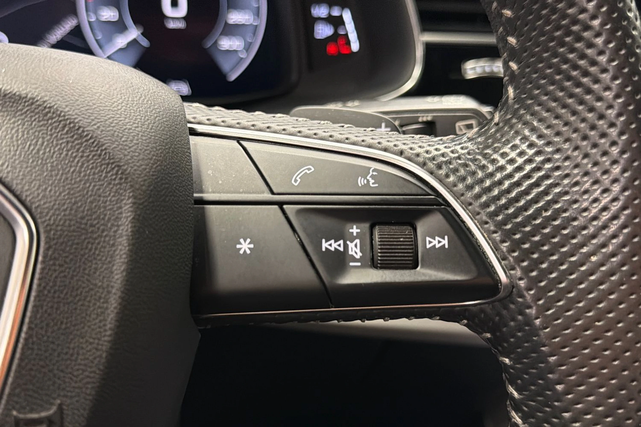 Musta Audi Q7 2020 kuva 13.