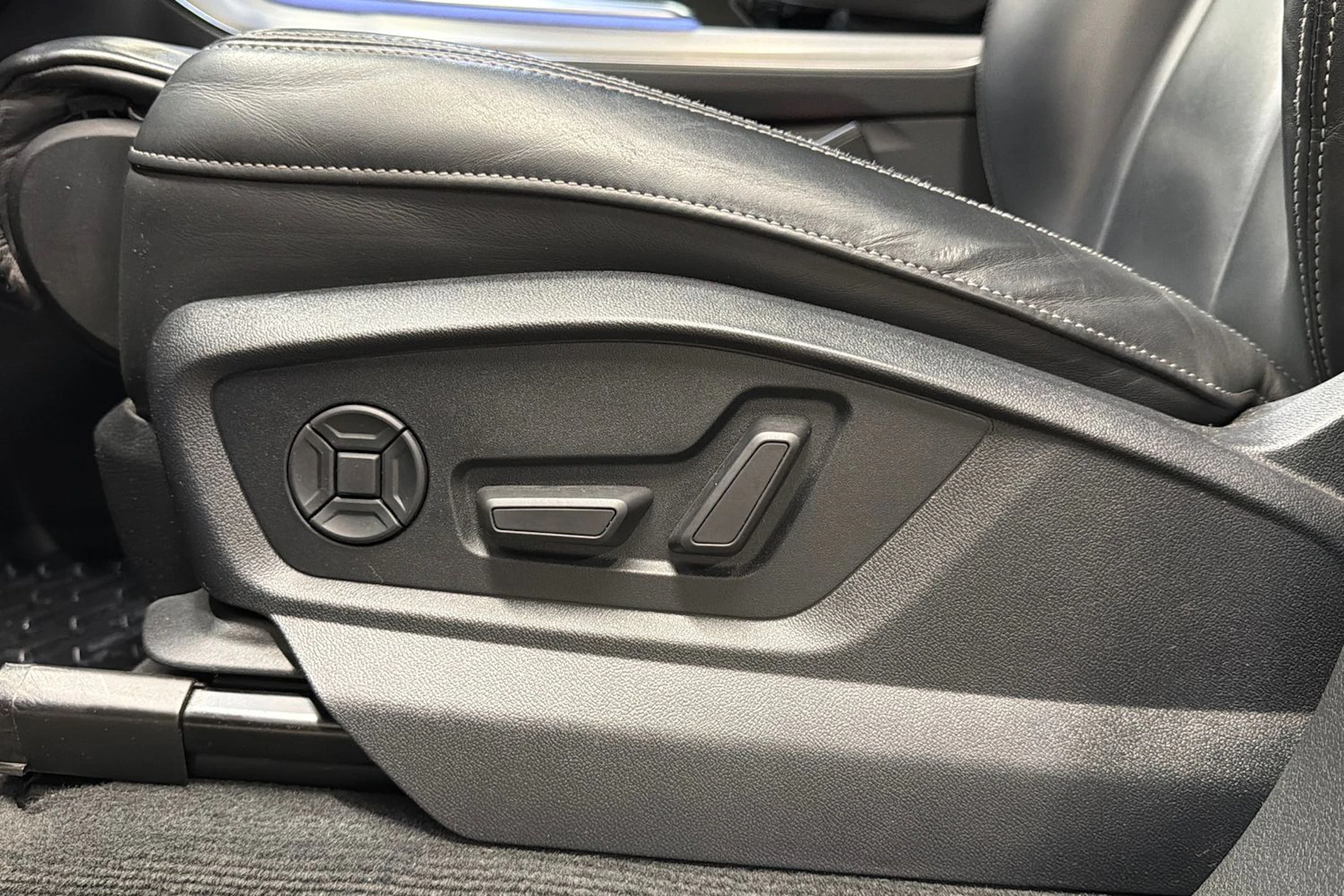 Musta Audi Q7 2020 kuva 16.