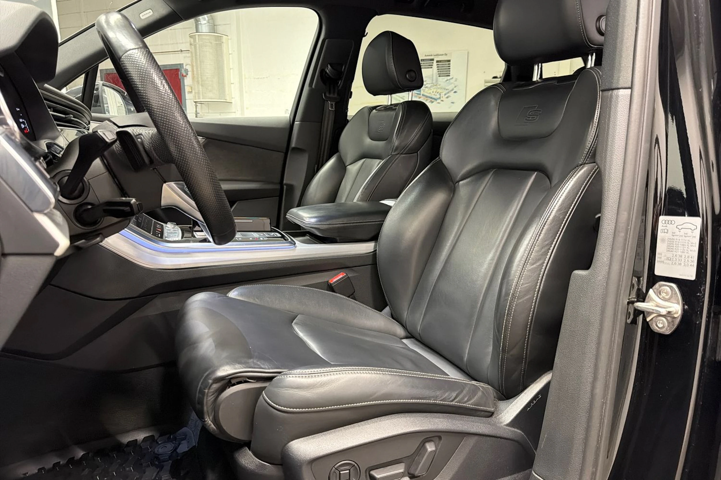 Musta Audi Q7 2020 kuva 17.