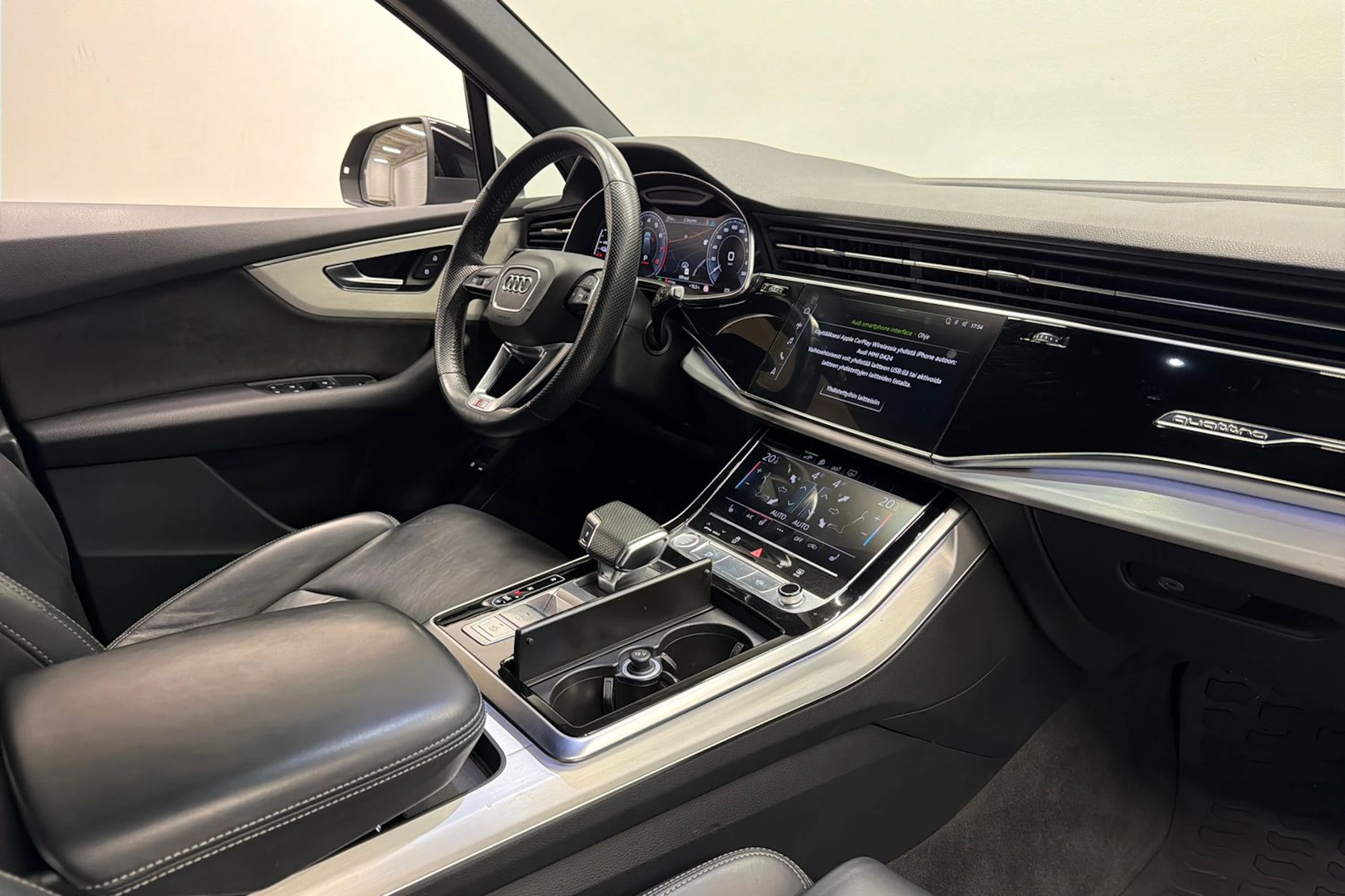 Musta Audi Q7 2020 kuva 22.