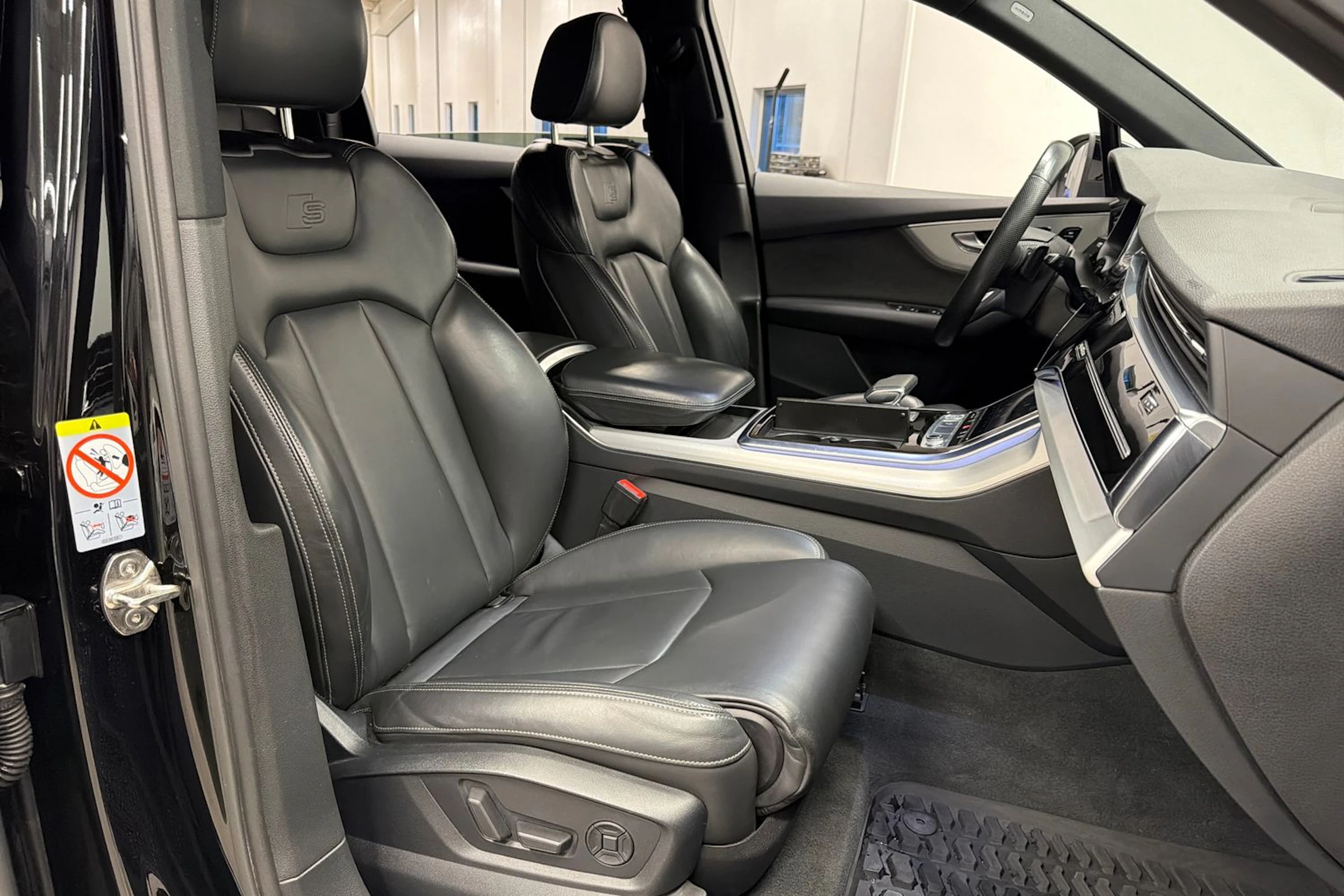 Musta Audi Q7 2020 kuva 23.