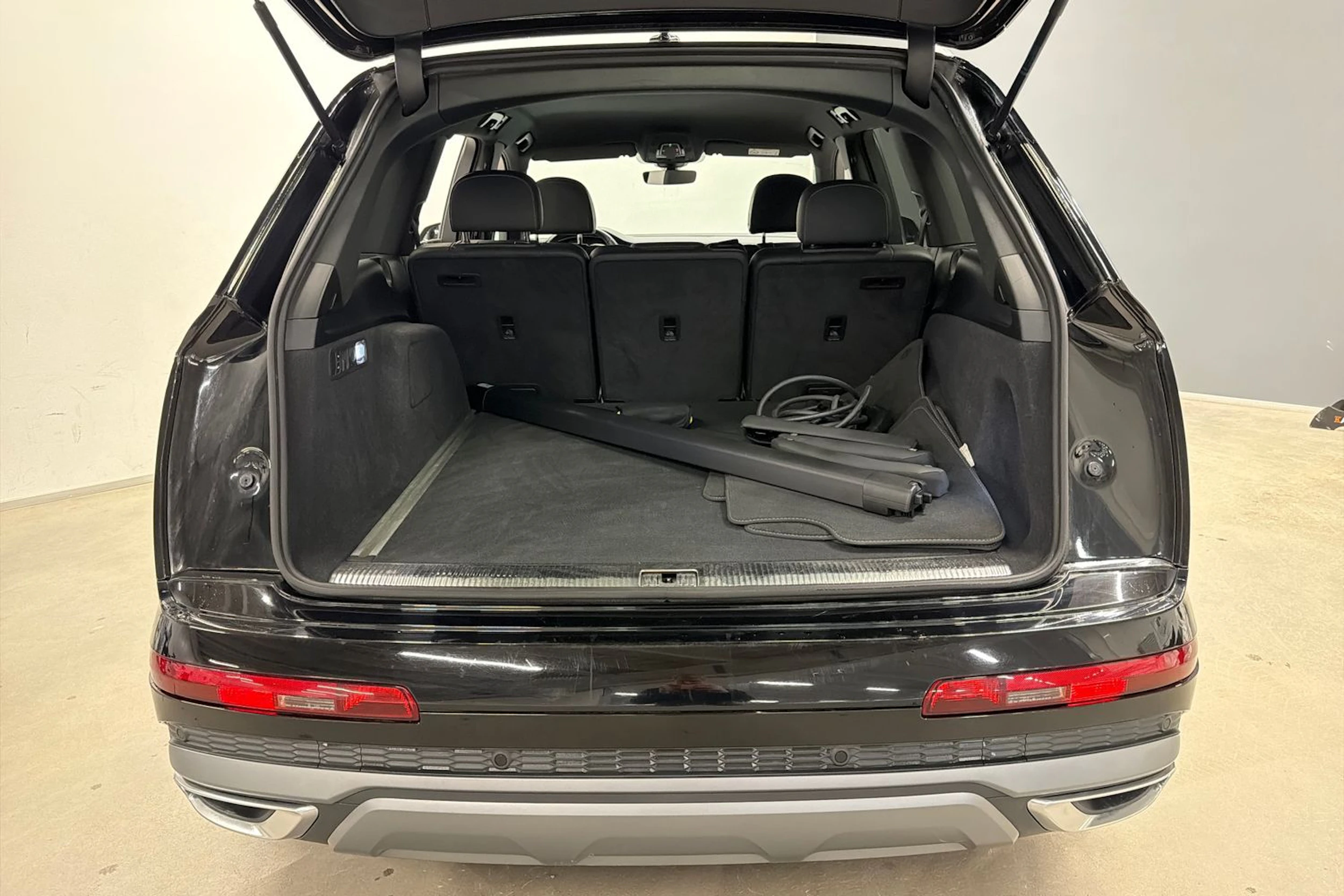 Musta Audi Q7 2020 kuva 25.