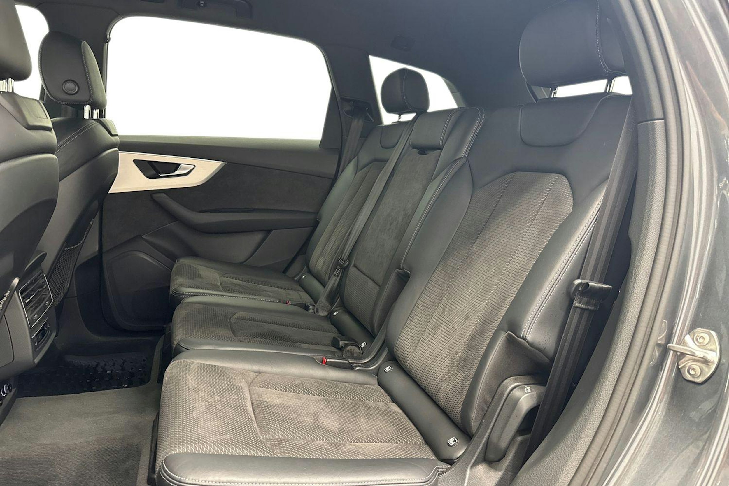 harmaa Audi Q7 2020 kuva 10.