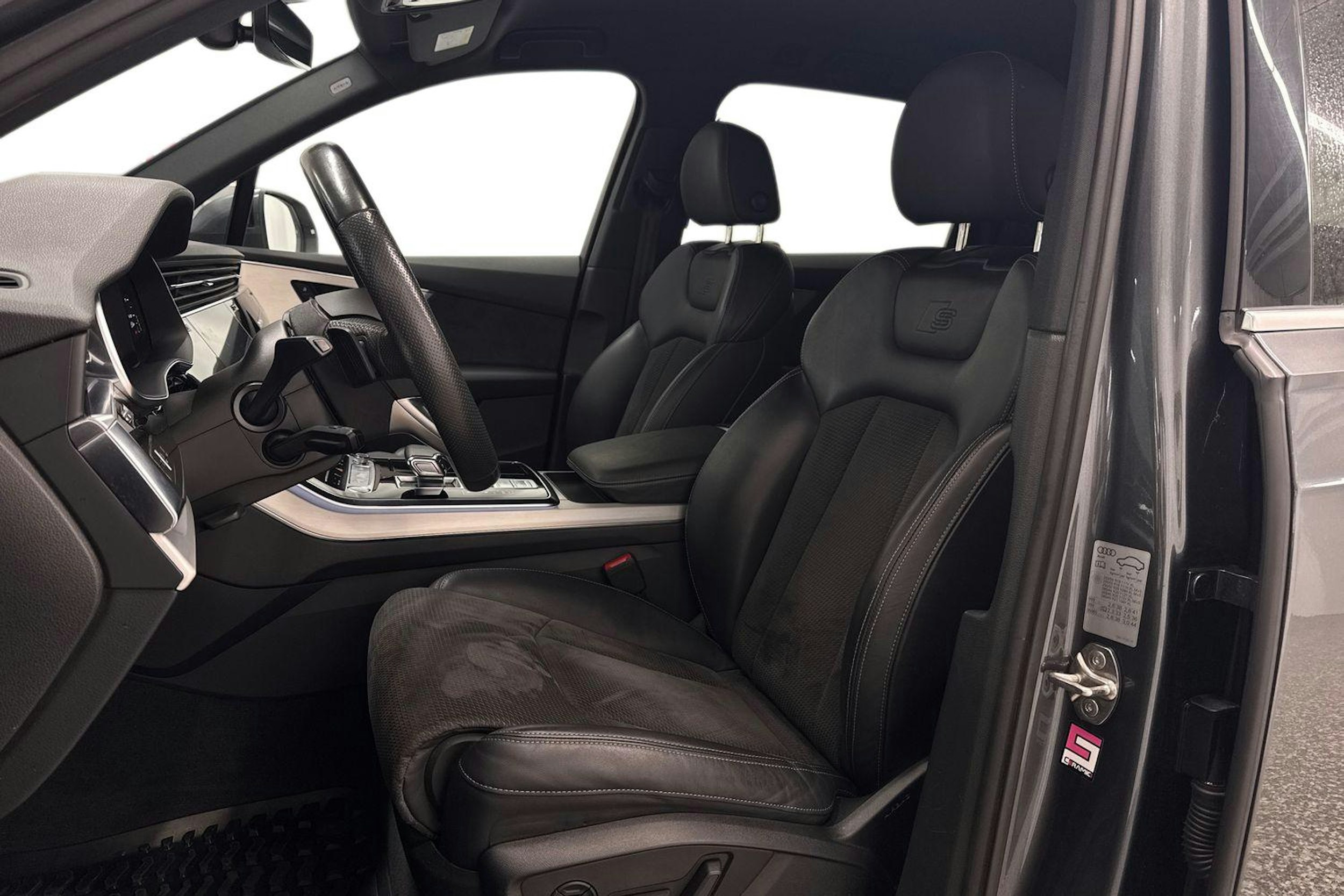 harmaa Audi Q7 2020 kuva 11.