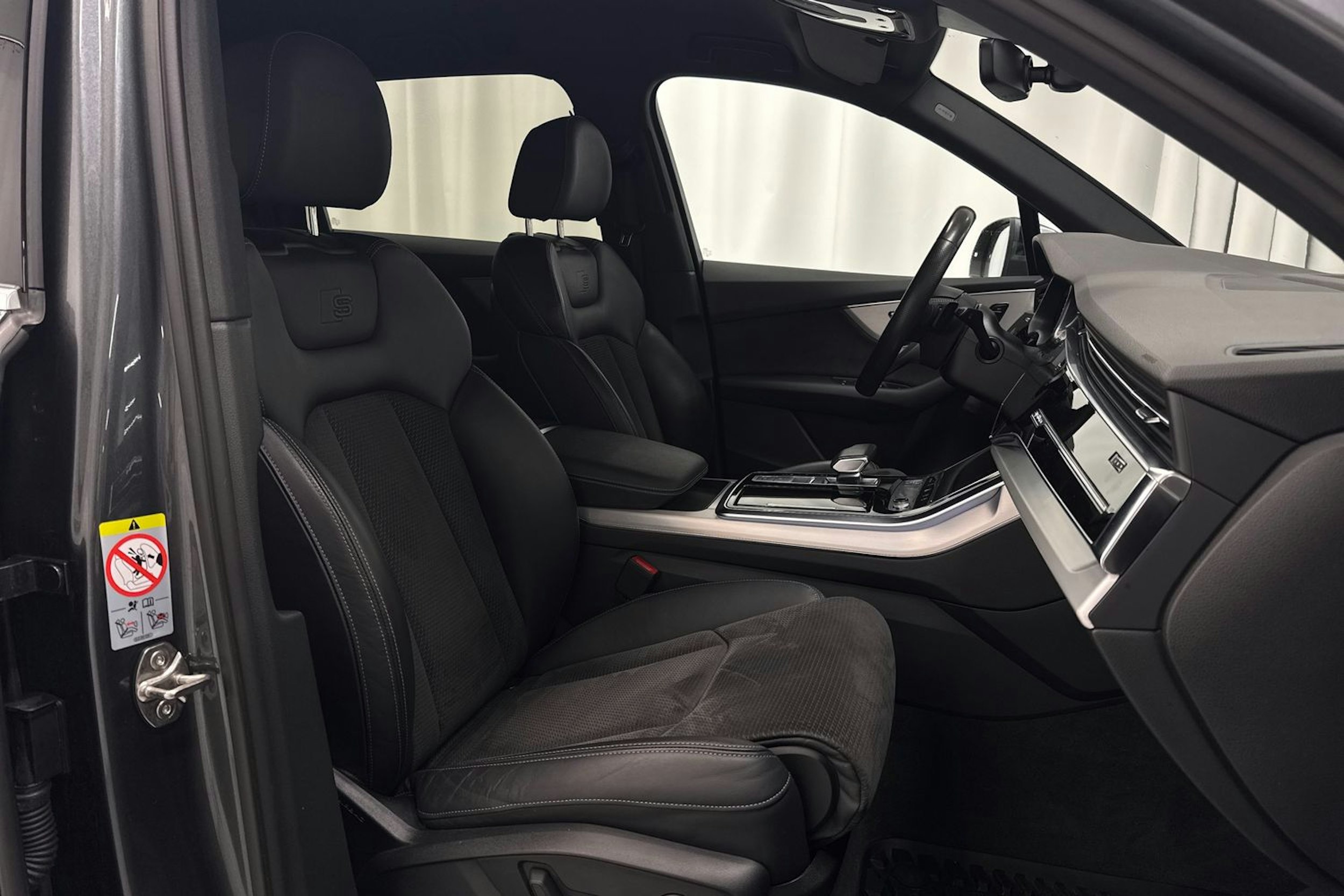 harmaa Audi Q7 2020 kuva 13.