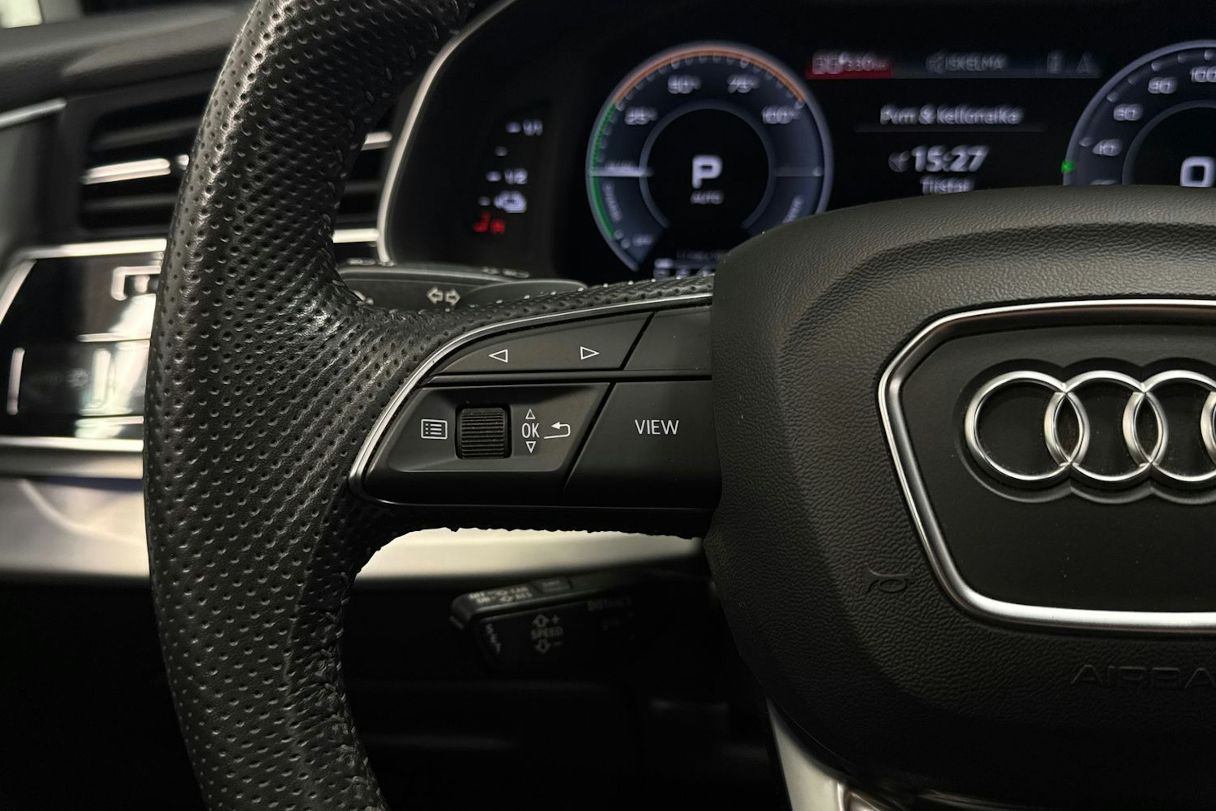 harmaa Audi Q7 2020 kuva 16.