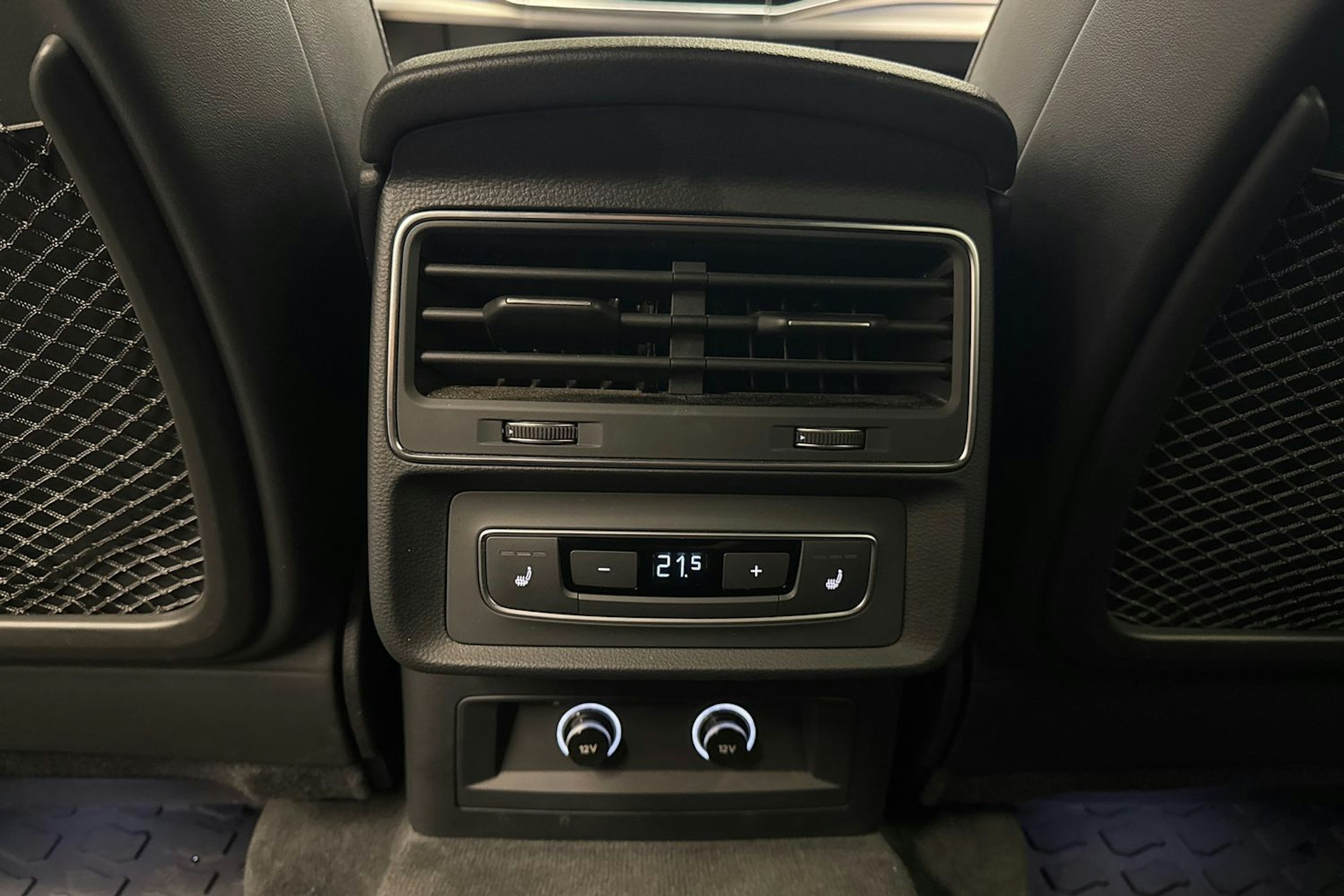 harmaa Audi Q7 2020 kuva 35.