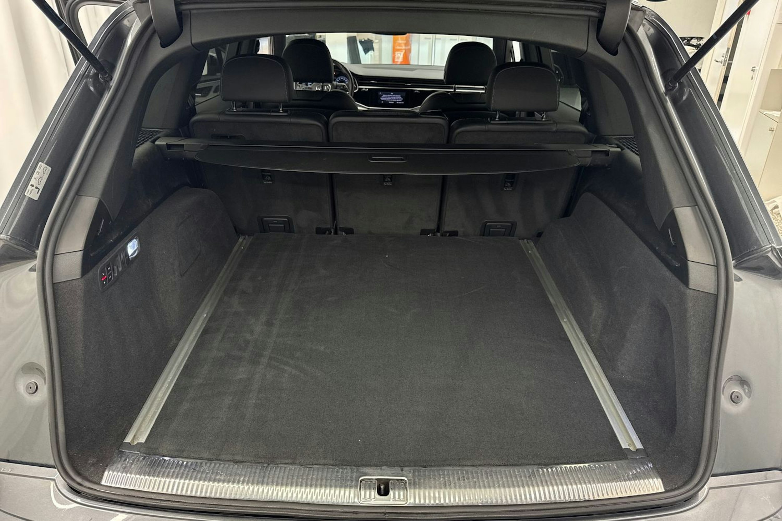 harmaa Audi Q7 2020 kuva 36.