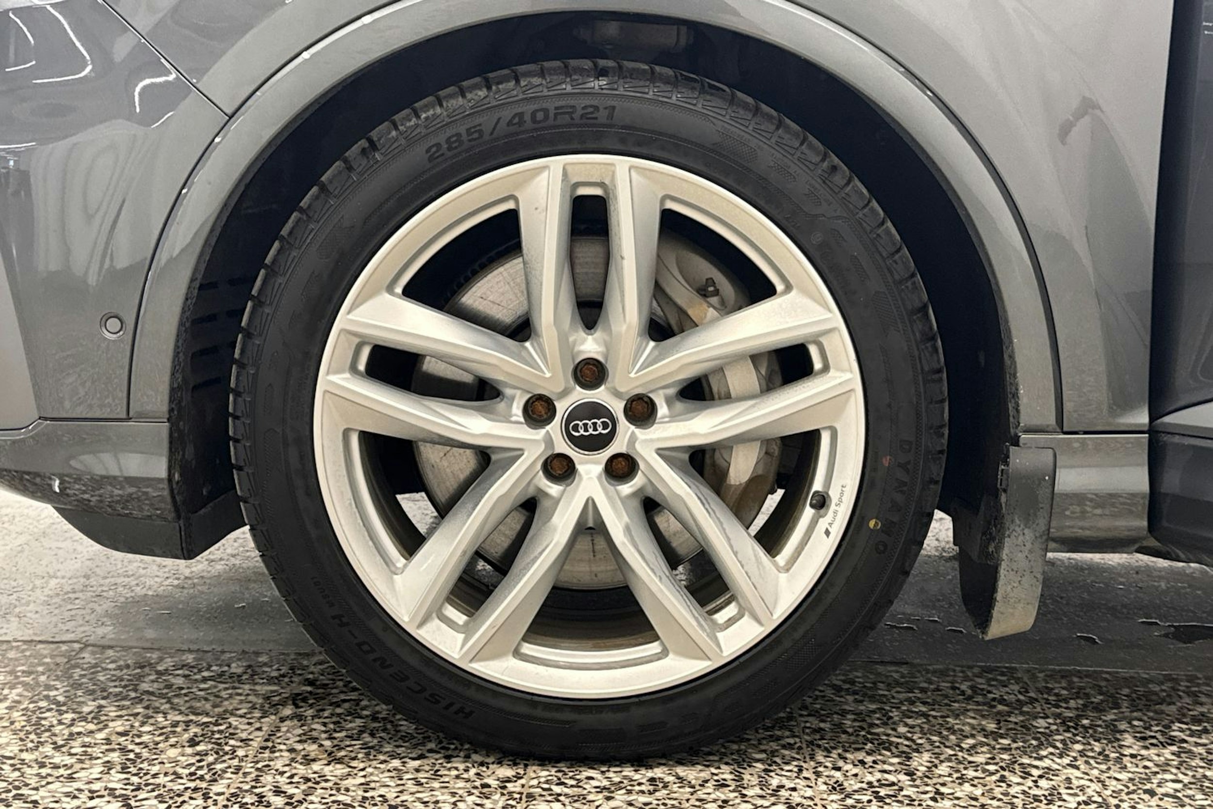 harmaa Audi Q7 2020 kuva 39.