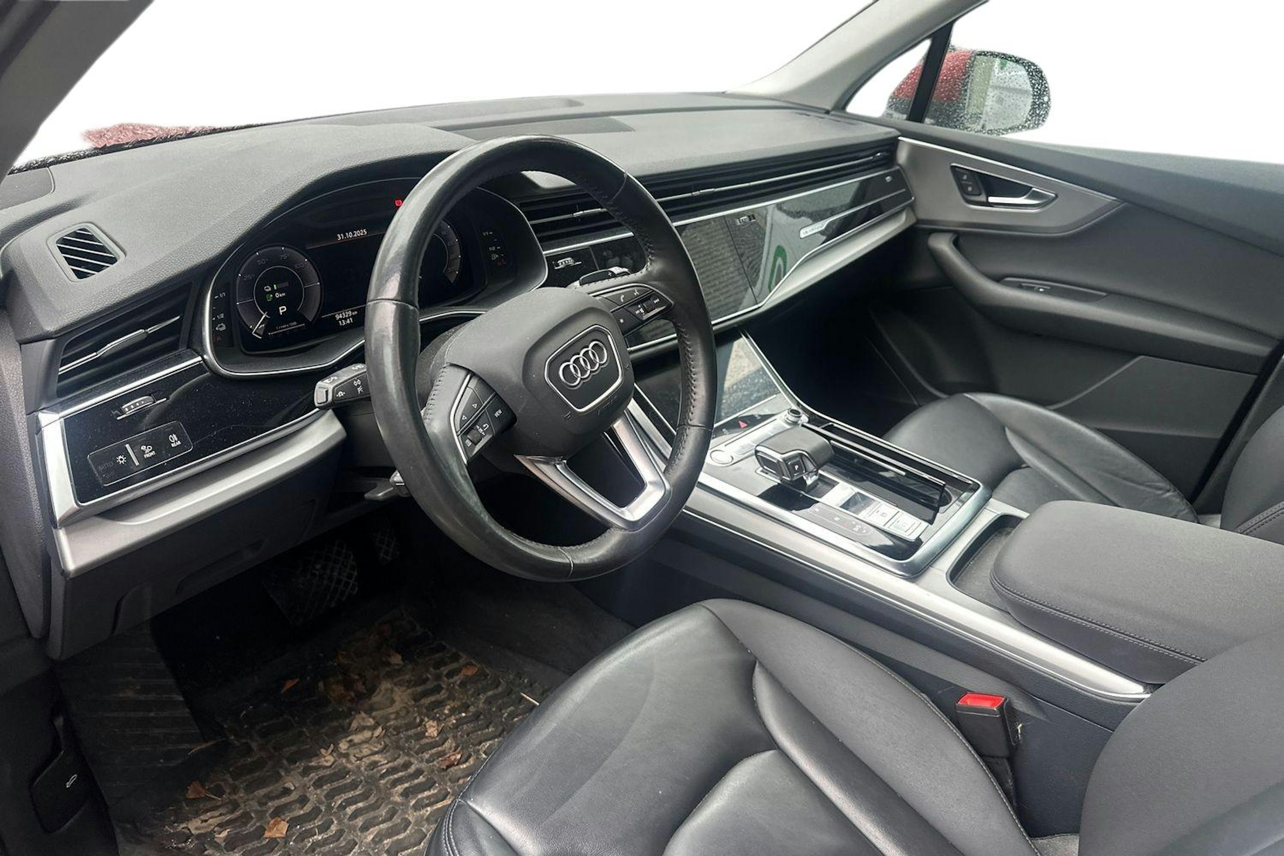 Punainen Audi Q7 2020 kuva 3.