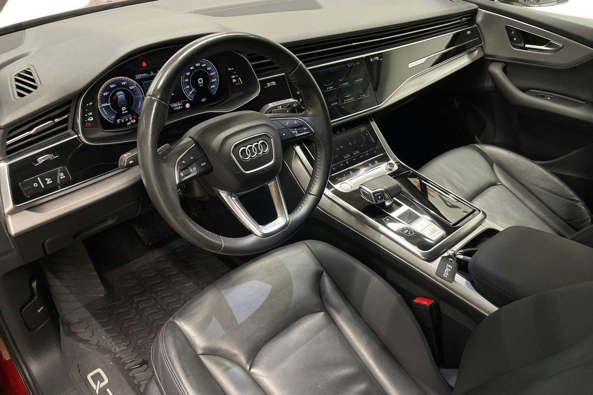 Punainen Audi Q7 2020 kuva 7.