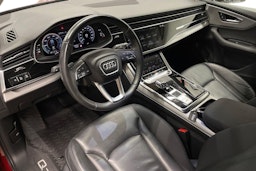 Punainen Audi Q7 2020 kuva 7.