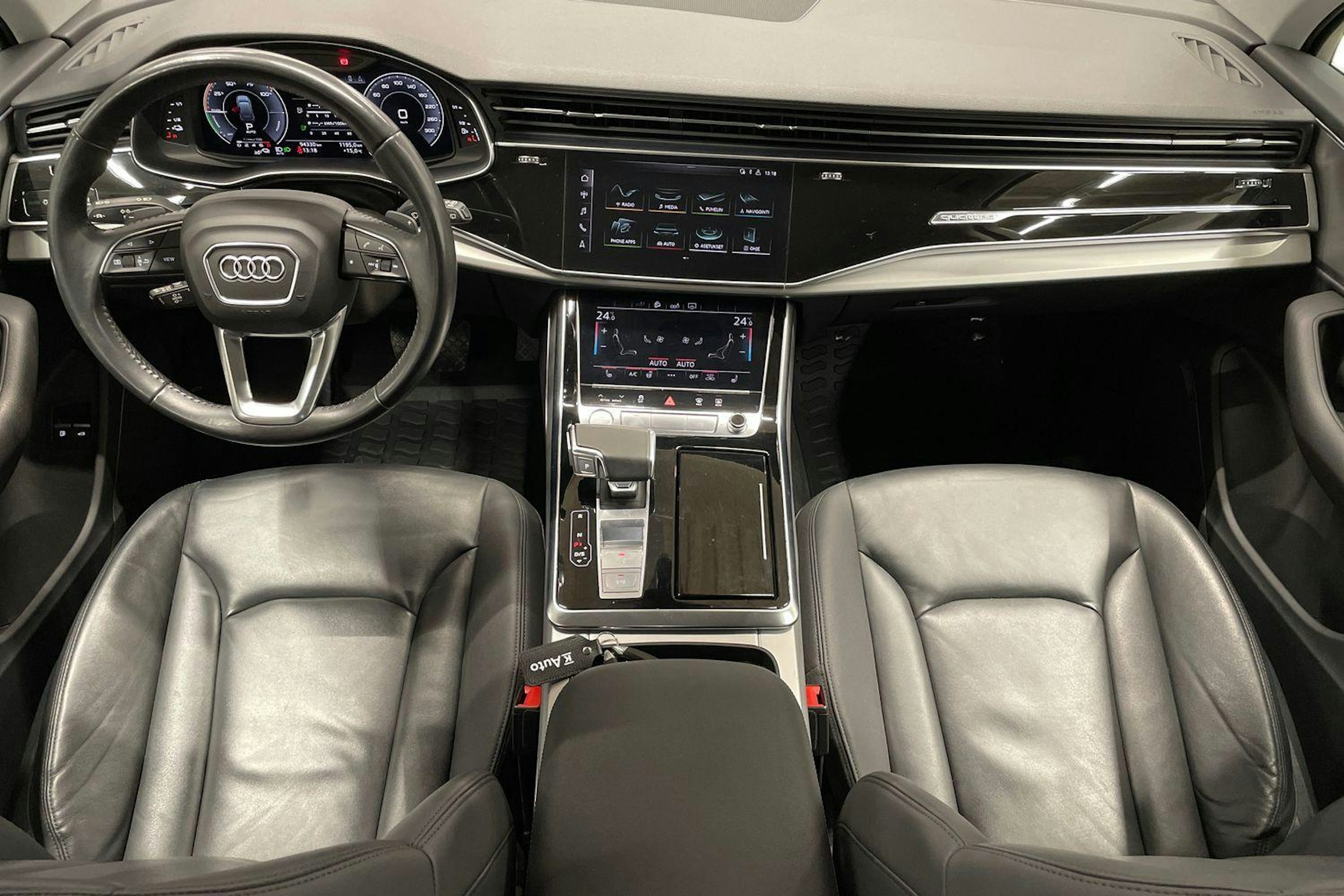 Punainen Audi Q7 2020 kuva 9.