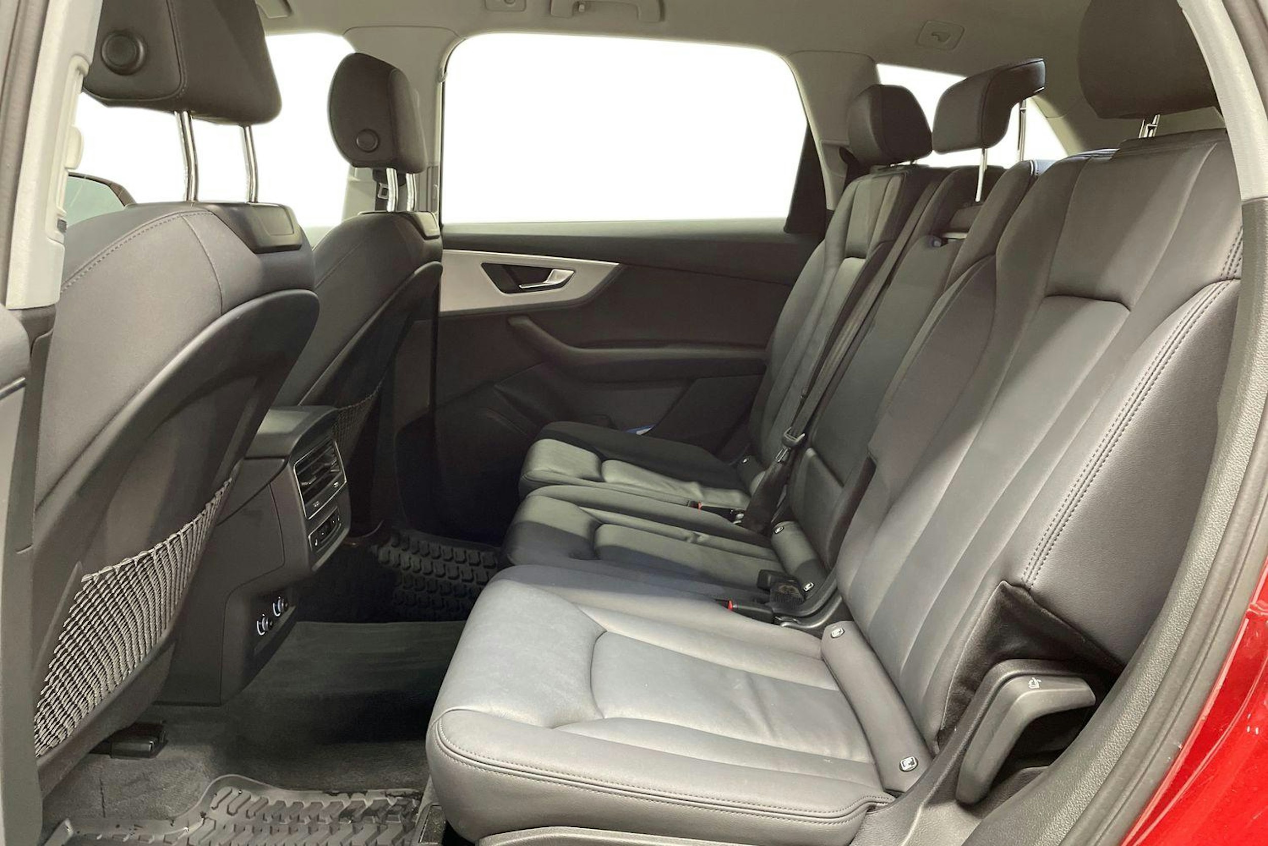 Punainen Audi Q7 2020 kuva 10.