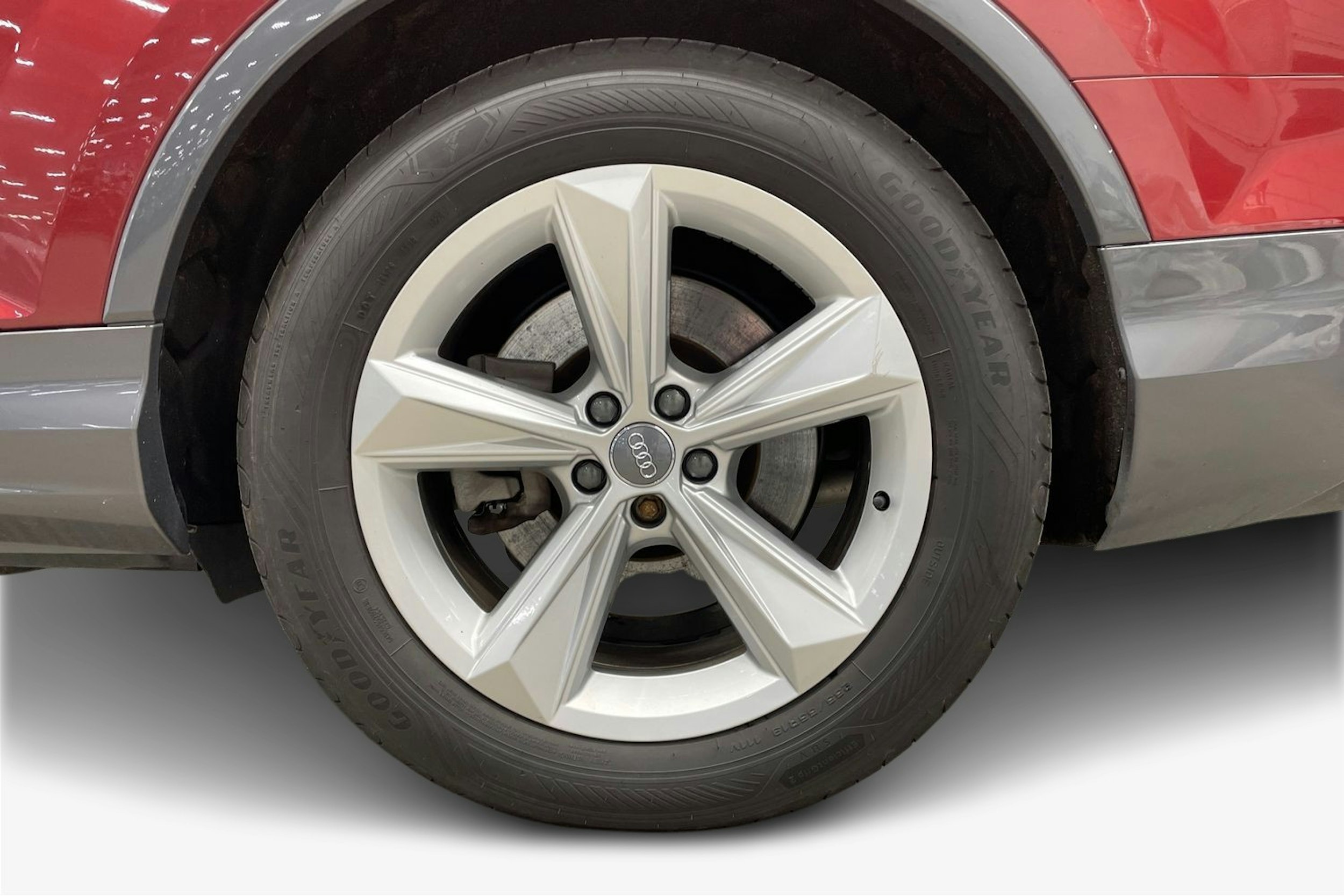 Punainen Audi Q7 2020 kuva 11.