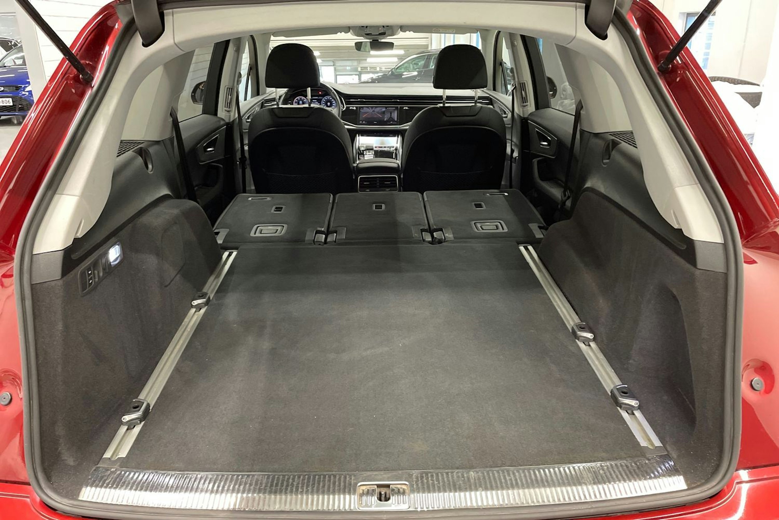 Punainen Audi Q7 2020 kuva 15.