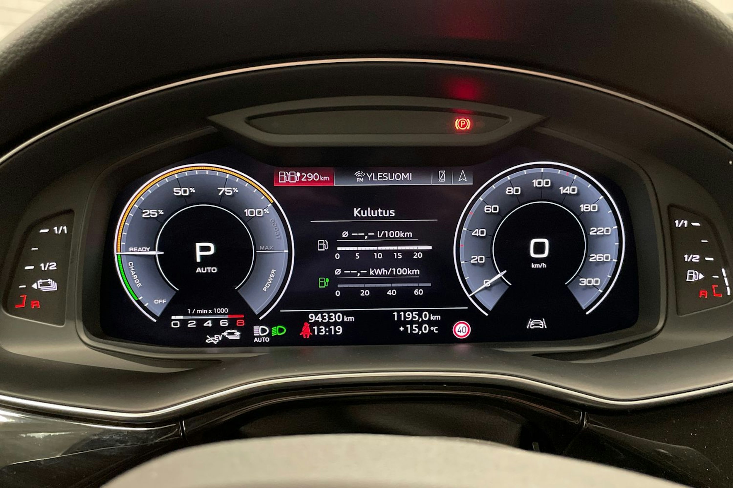 Punainen Audi Q7 2020 kuva 16.